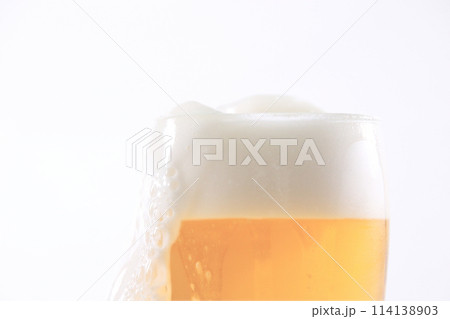 ビール 5 グラスに注がれたビール あふれる~ ビール 5 グラスに注がれたビール あふれる~ 114138903