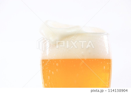 ビール　6　グラスに注がれたビール　あふれる～ 114138904