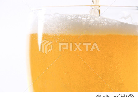 ビール　8　グラスに注がれたビール 114138906