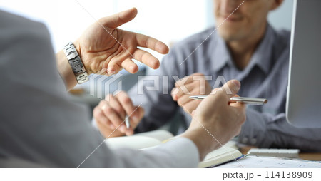 Businessman explaining project details 114138909