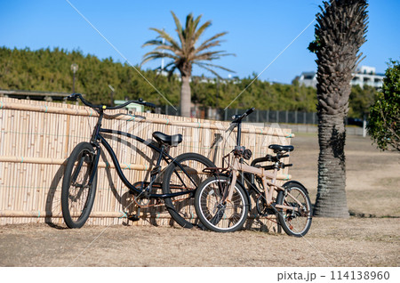 自転車、サイクリング、ポタリング、青空の海岸沿いの公園 自転車、サイクリング、ポタリング、青空の海岸沿いの公園 114138960