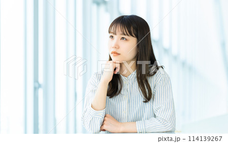 考えごとをする若いビジネスウーマン 考えごとをする若いビジネスウーマン 114139267