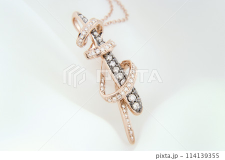 Elegant Rose Gold Pendant Necklace with Diamonds 114139355