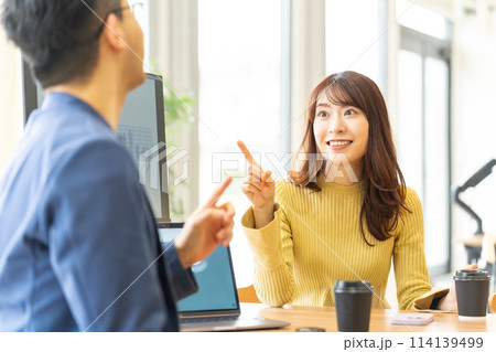 打ち合わせをする男女のビジネスマン 打ち合わせをする男女のビジネスマン 114139499