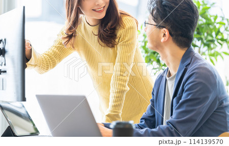 打ち合わせをする男女のビジネスマン 打ち合わせをする男女のビジネスマン 114139570