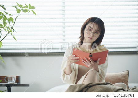 ベッドで本を読む20代女性 ベッドで本を読む20代女性 114139761
