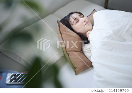 ベッドで眠る20代女性 ベッドで眠る20代女性 114139799