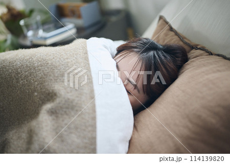 ベッドで眠る20代女性 ベッドで眠る20代女性 114139820