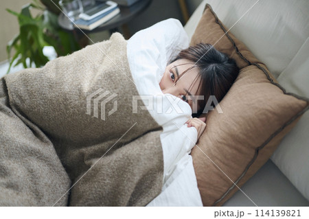 ベッドで横になる20代女性 ベッドで横になる20代女性 114139821