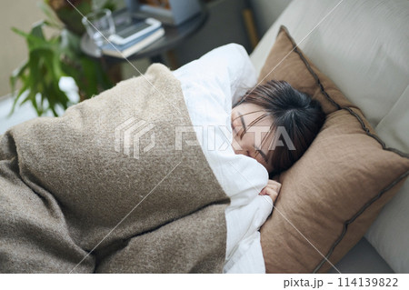 ベッドで眠る20代女性 ベッドで眠る20代女性 114139822
