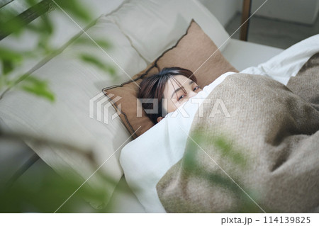 ベッドで眠る20代女性 ベッドで眠る20代女性 114139825
