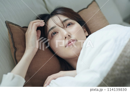 目を覚ました20代女性,朝 目を覚ました20代女性,朝 114139830