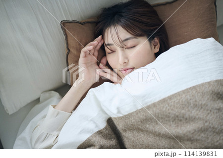 ベッドで眠る20代女性 ベッドで眠る20代女性 114139831