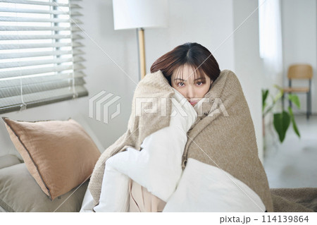 ベッドで布団に包まる20代女性,朝 ベッドで布団に包まる20代女性,朝 114139864