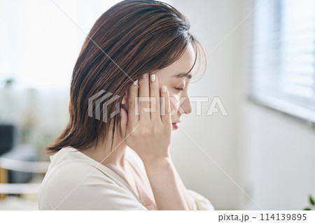 鏡の前でスキンケアをする20代女性 114139895