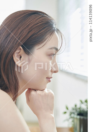 ドレッサーの前に座る20代女性 114139896