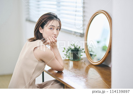 ドレッサーの前に座る20代女性 114139897