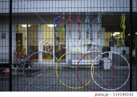 色とりどりのフラフープと縄跳び	 114140142