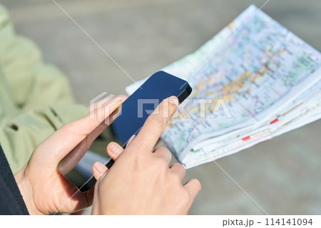 地図とスマートフォンを持つ男女の手元 地図とスマートフォンを持つ男女の手元 114141094