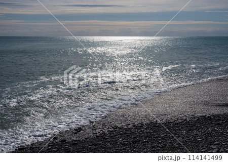 輝く海岸・七里御浜ふれあいビーチ(三重県・熊野灘) 輝く海岸・七里御浜ふれあいビーチ(三重県・熊野灘) 114141499