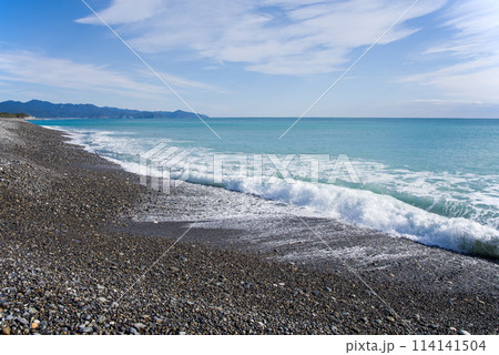 白波が打ち寄せる海岸・七里御浜ふれあいビーチ（三重県・熊野灘） 114141504