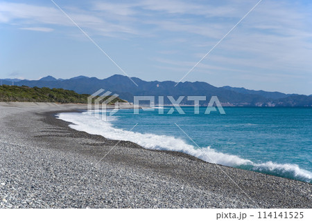 白波が打ち寄せる海岸・七里御浜ふれあいビーチ（三重県・熊野灘） 114141525