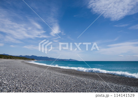 白波が打ち寄せる海岸・七里御浜ふれあいビーチ（三重県・熊野灘） 114141529