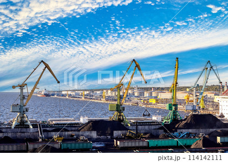 Dry cargo handling of Maritime Bulk Terminal. Dry cargo handling of Maritime Bulk Terminal. 114142111