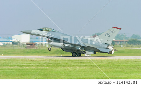 アメリカ空軍F-16ファイティングファルコン着陸 114142581