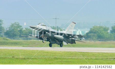 アメリカ空軍F-16ファイティングファルコン着陸 114142582