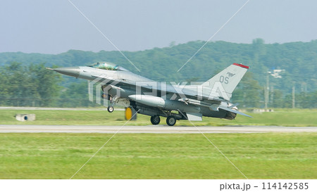 アメリカ空軍F-16ファイティングファルコン着陸 114142585