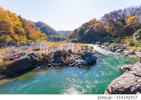 埼玉長瀞の秋 紅葉見頃の荒川 小滝の瀬 埼玉長瀞の秋 紅葉見頃の荒川 小滝の瀬 114142917