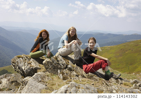 a group of girls tourists 114143302