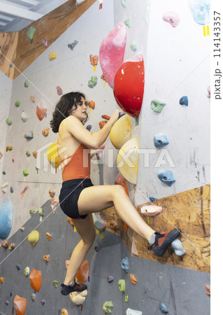 girl climbing up the wall 114143357
