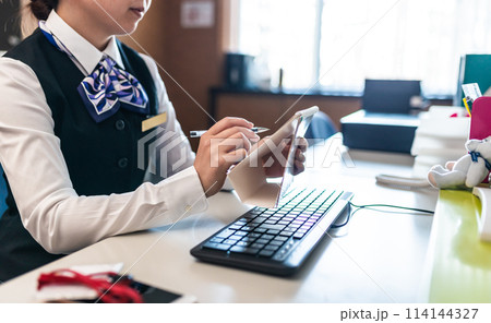 会社で働く女性社員 114144327
