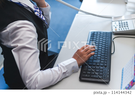 会社で働く女性社員 114144342