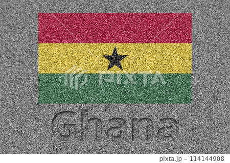 石板の上に描かれたガーナ共和国の国旗と、掘ったような「Ghana」の文字 114144908