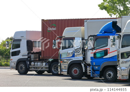 並んだトラック 114144935