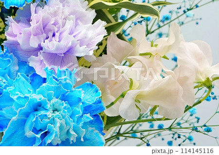 印象的なカラフルで華やかな花束 114145116