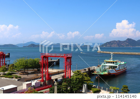みなと交流センターから眺める今治桟橋、今治港、来島海峡大橋 114145140