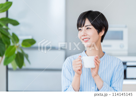 リビングでくつろぐ女性。 リビングでくつろぐ女性。 114145145
