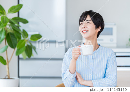 リビングでくつろぐ女性。 114145150