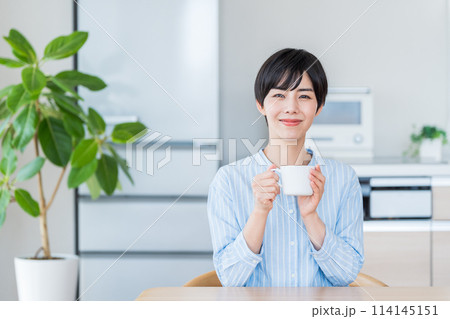 リビングでくつろぐ女性。 リビングでくつろぐ女性。 114145151