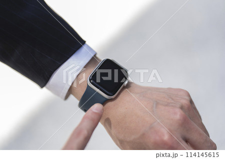 スマートウォッチをしたビジネスマンの手元 114145615