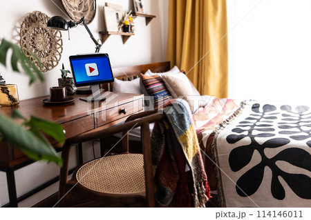 タブレットのあるおしゃれな部屋 114146011
