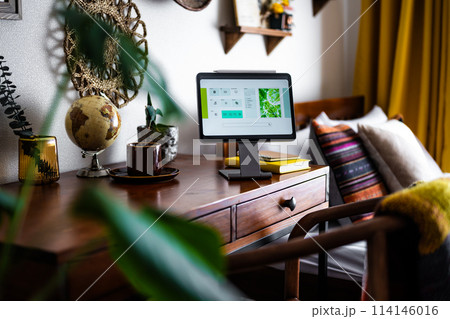 タブレットのあるおしゃれな部屋 114146016