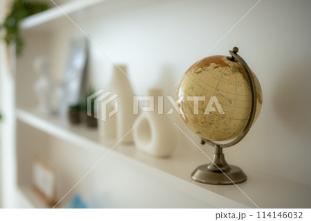 インテリアの雑貨などが置かれている 114146032