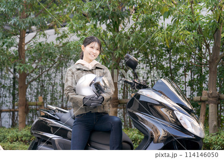 バイクに乗る女性のポートレート 114146050