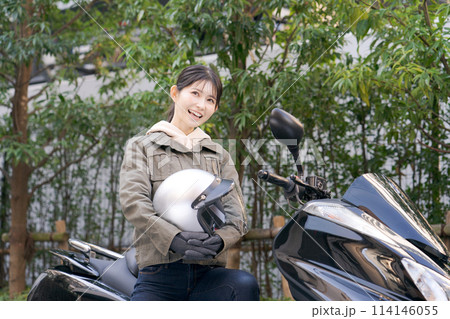 バイクに乗る女性のポートレート バイクに乗る女性のポートレート 114146055