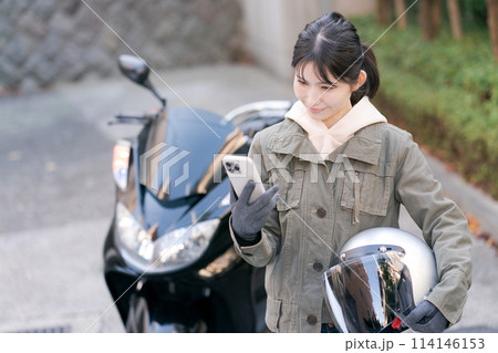 スマホを持つ女性バイカー スマホを持つ女性バイカー 114146153